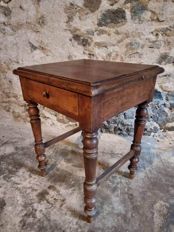 Table d'appoint française ancienne en noyer – XIXe siècle, style Louis Philippe, table en noyer massif avec tiroir (1870–1900)
