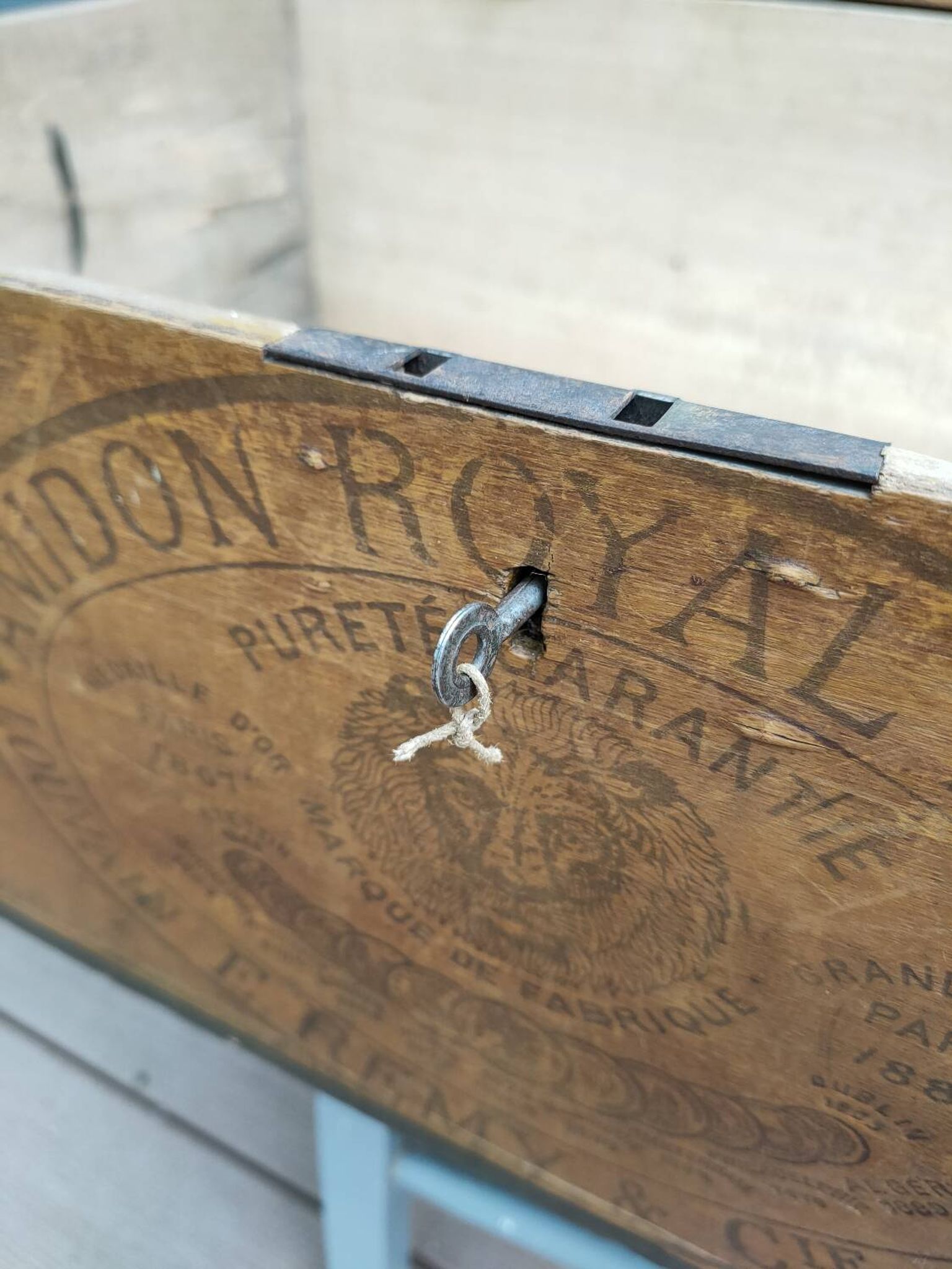 Old wooden advertising trunk Royal rice starch E.Remy & Cie