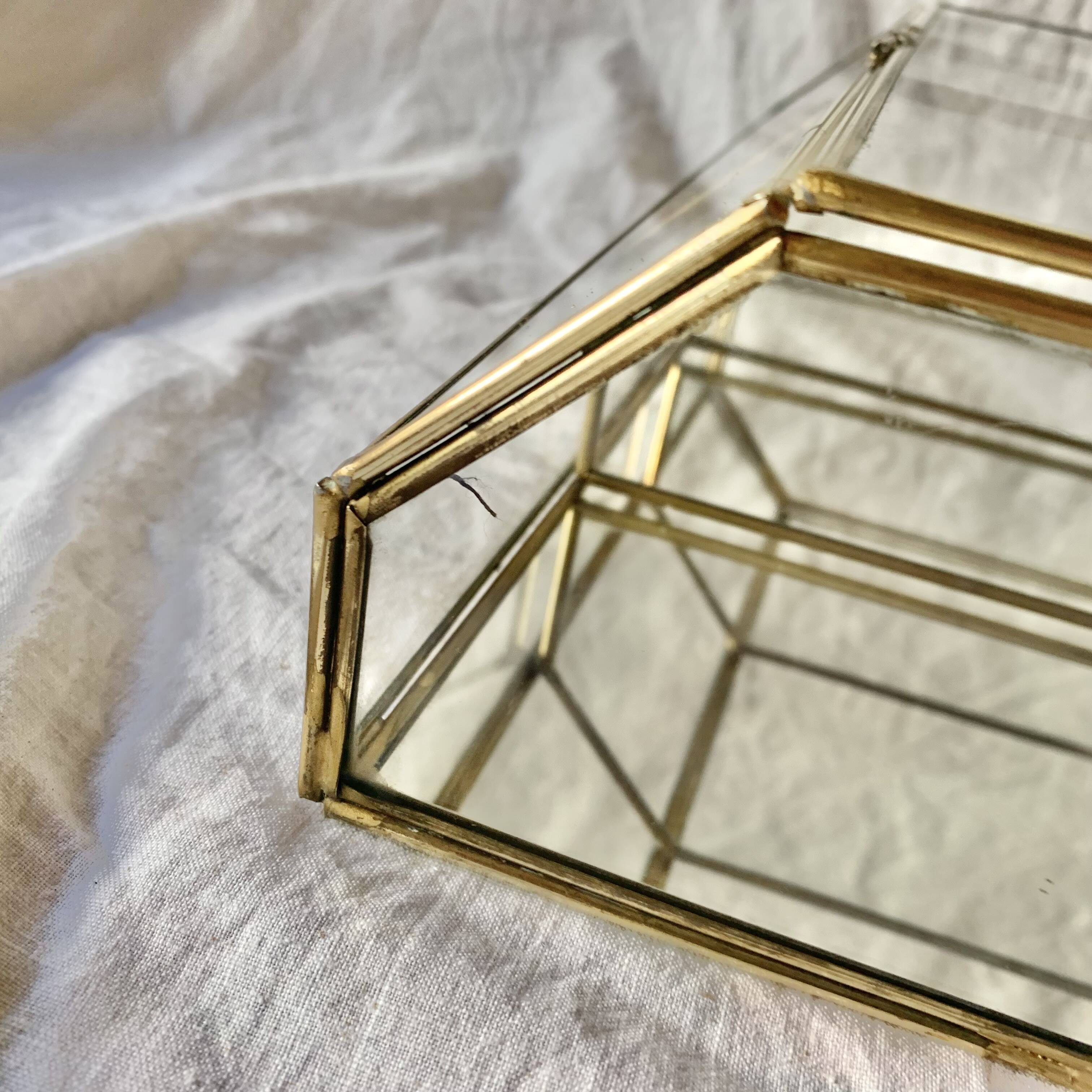 Small vintage display case in clear glass, mirrored glass and brass