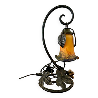 Lampe à poser Art deco en fer forgé et pâte de verre