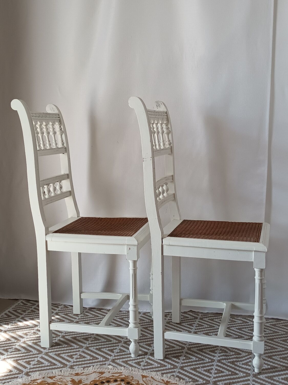 Paire de chaises Henri II blanches cannage
