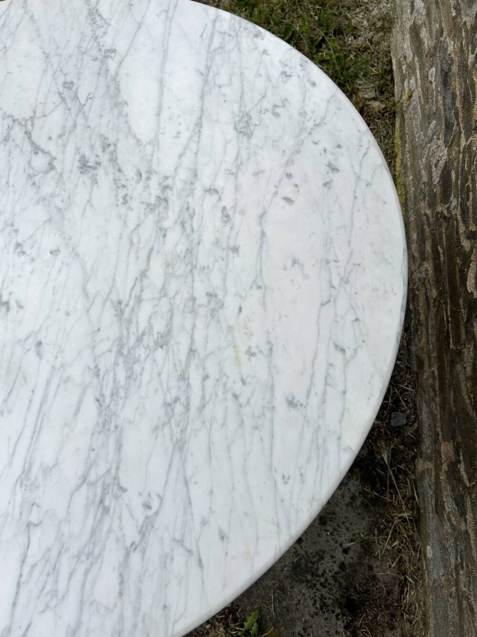 Tulip-shaped table with beveled calacata marble top, 1970s edition