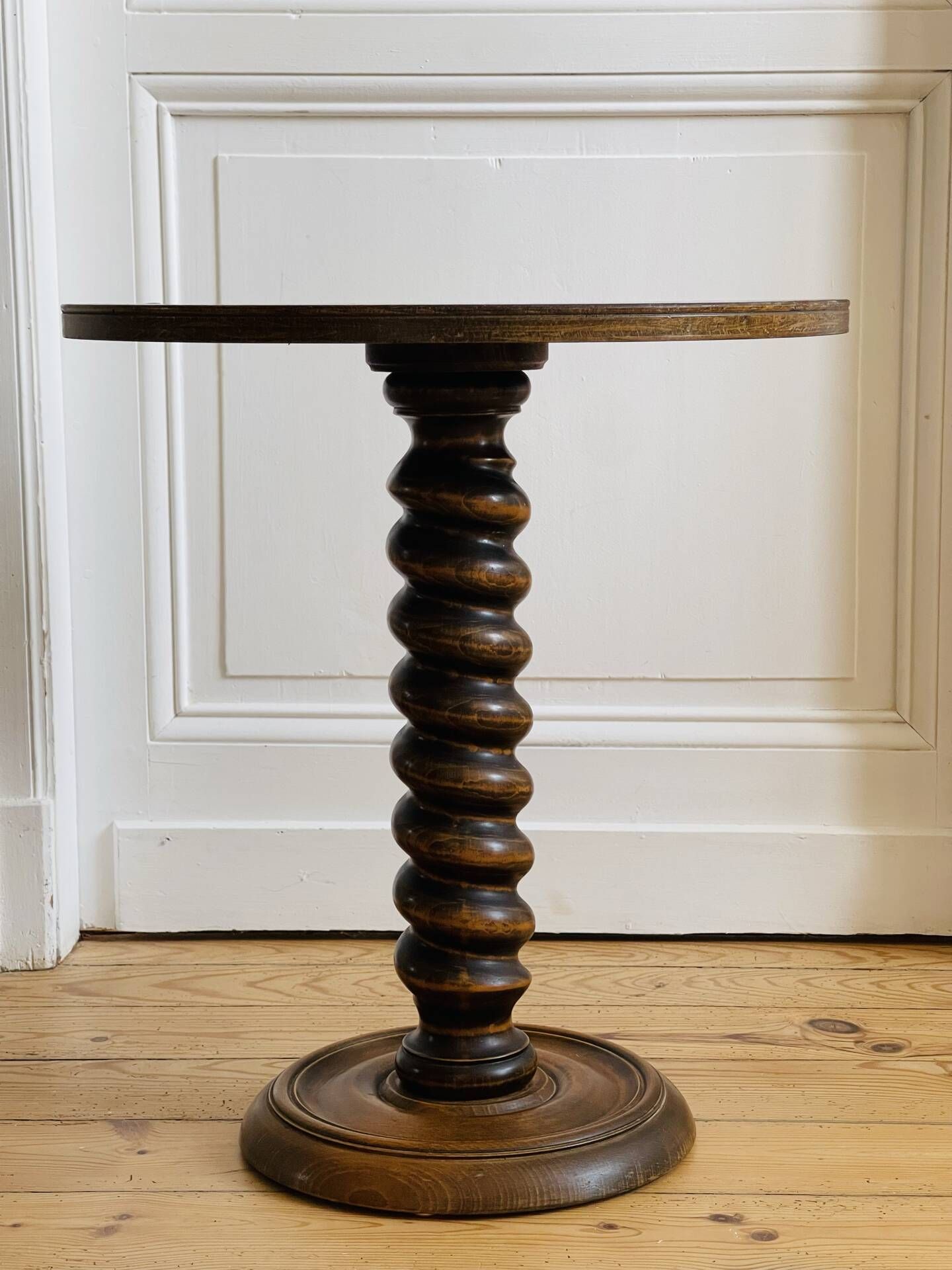 Table d’appoint en bois tourné