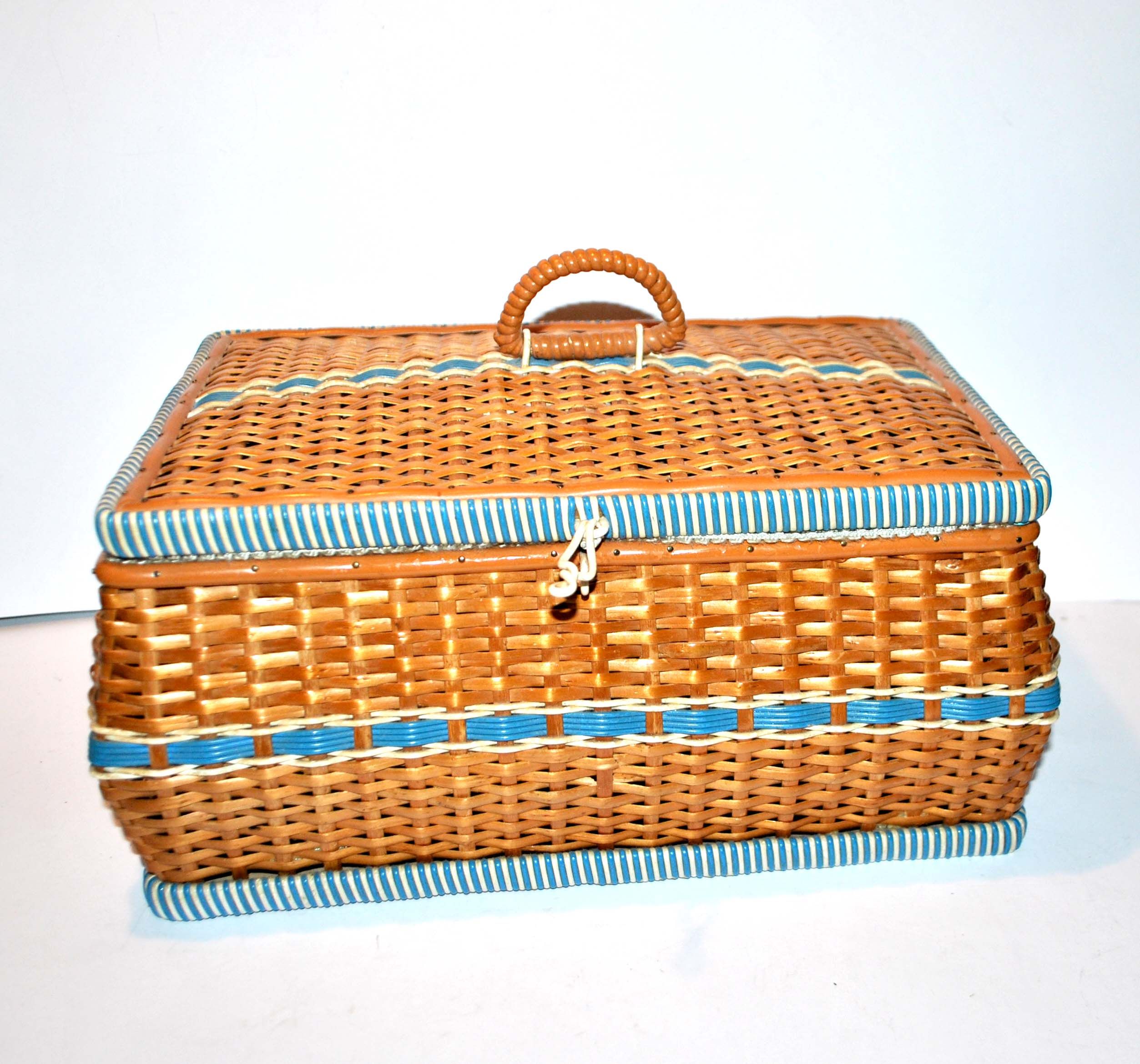 Book basket - vintage stitch box in woven rattan and blue scoubidou 1960 worker