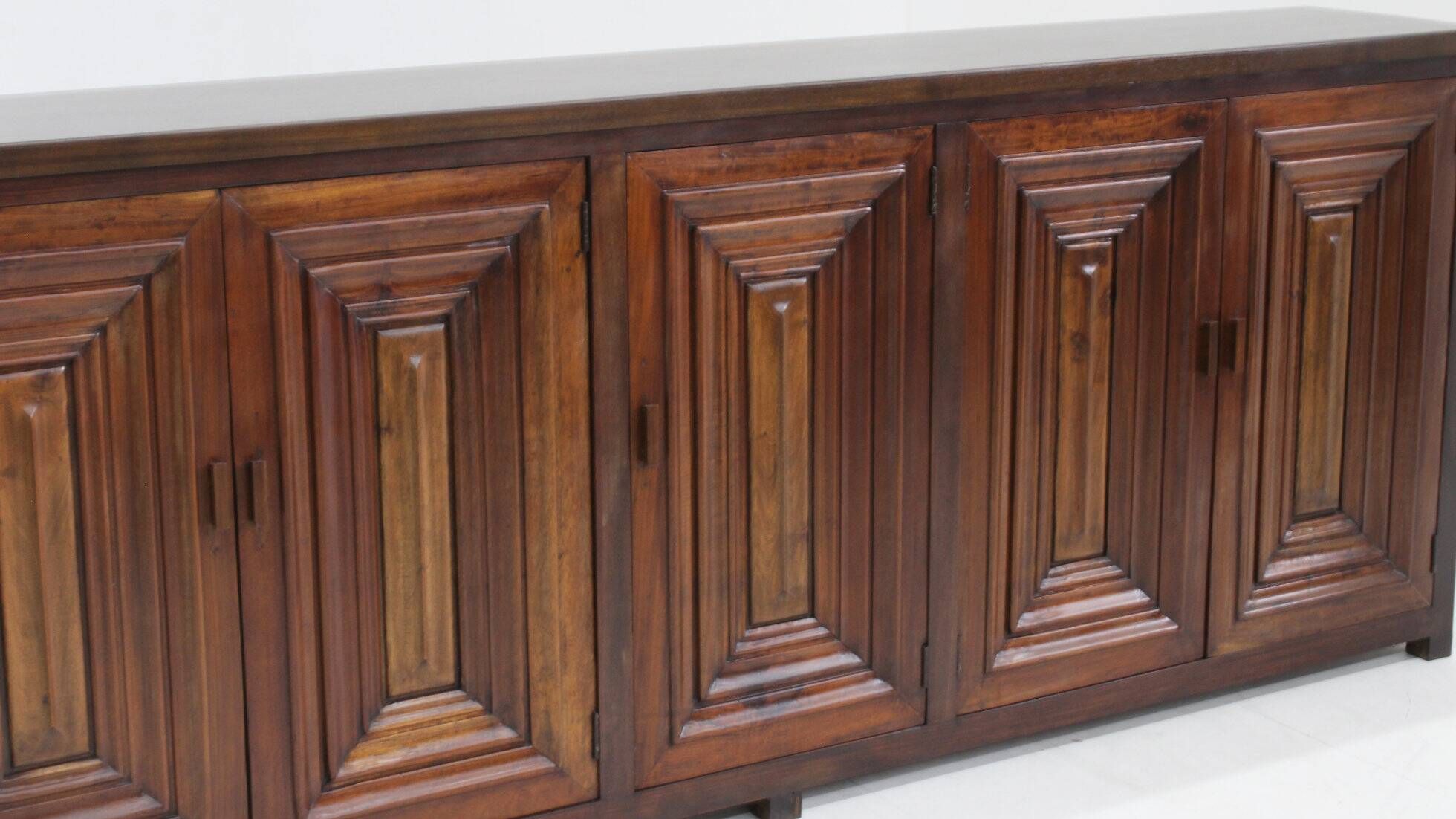 Buffet brutaliste espagnol en bois massif sculpté