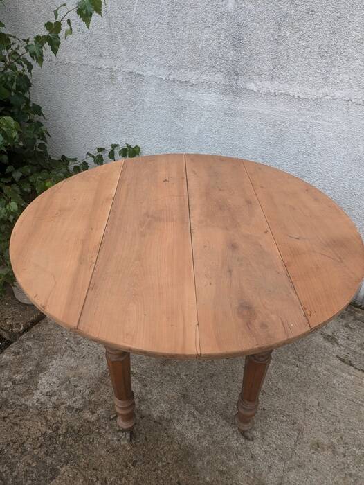 Round table with folding sides