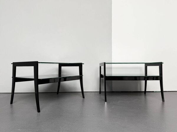 Paire de tables de chevet, consoles de chevet, laque noire avec plateaux en verre, Italie, années 1970
