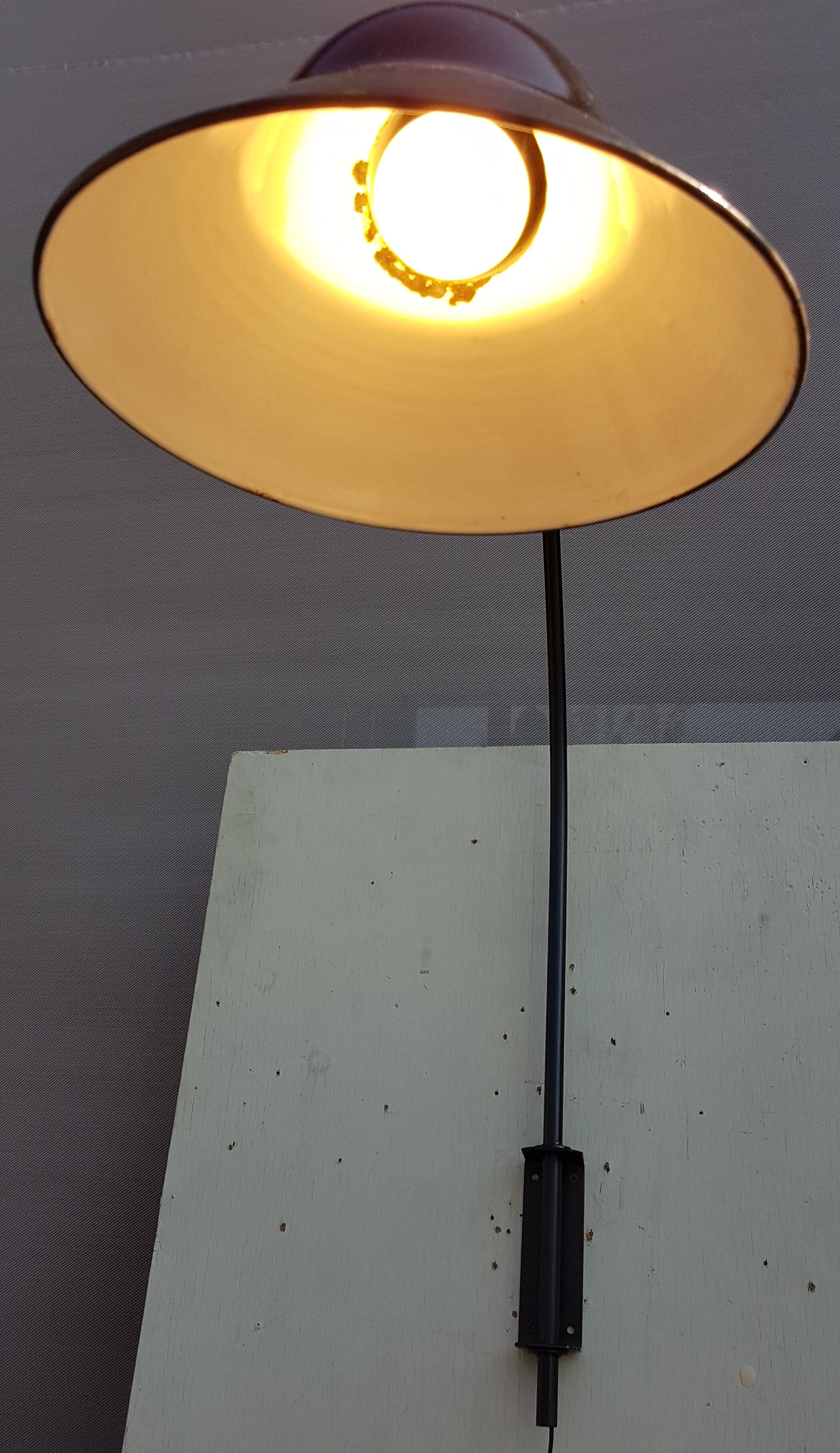 Wall light curve deported enamelled sheet metal Lampshade