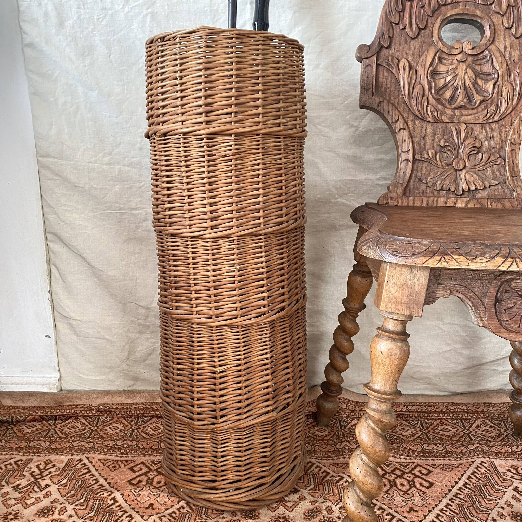 Panier en osier tressé , porte cannes vintage