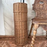 Panier en osier tressé , porte cannes vintage