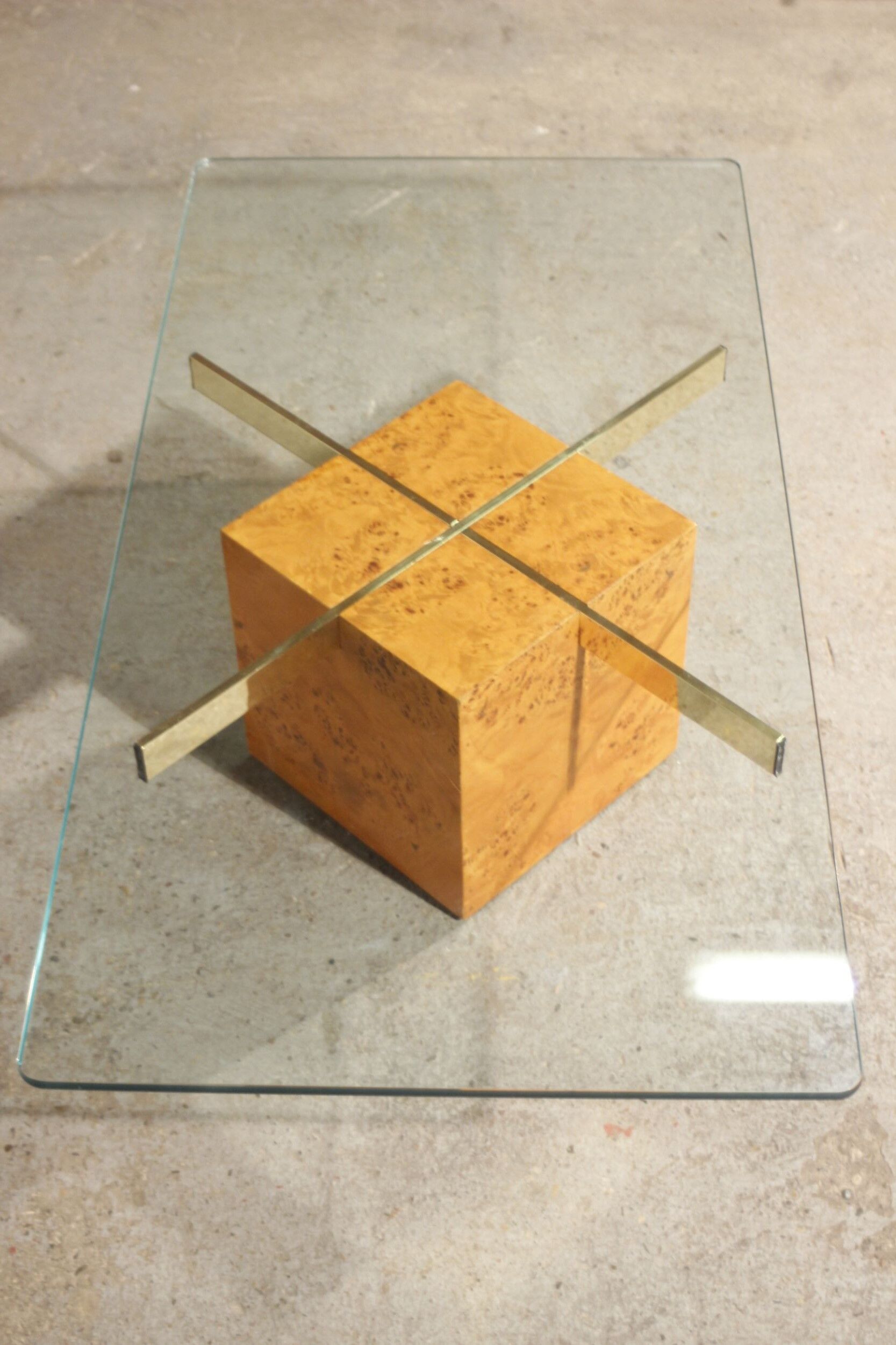Table basse en loupe d'orme et verre trempé par Jean Claude Mahey pour roche bobois années 70