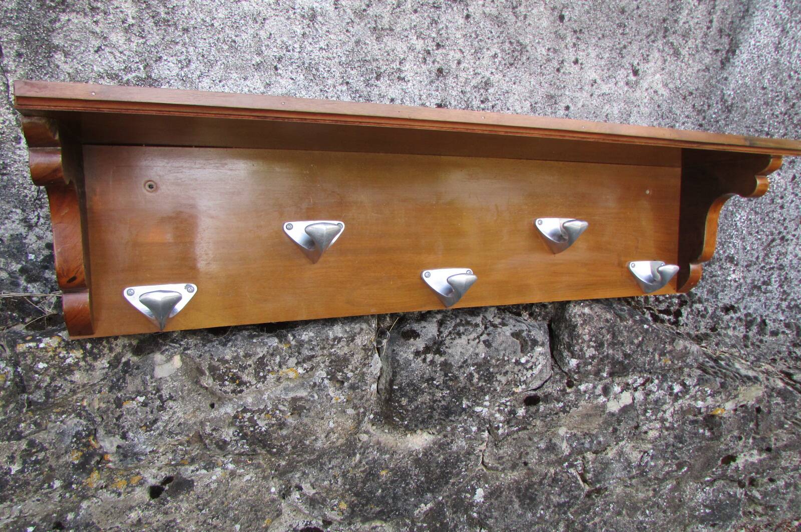 Porte manteau mural en bois et aluminium