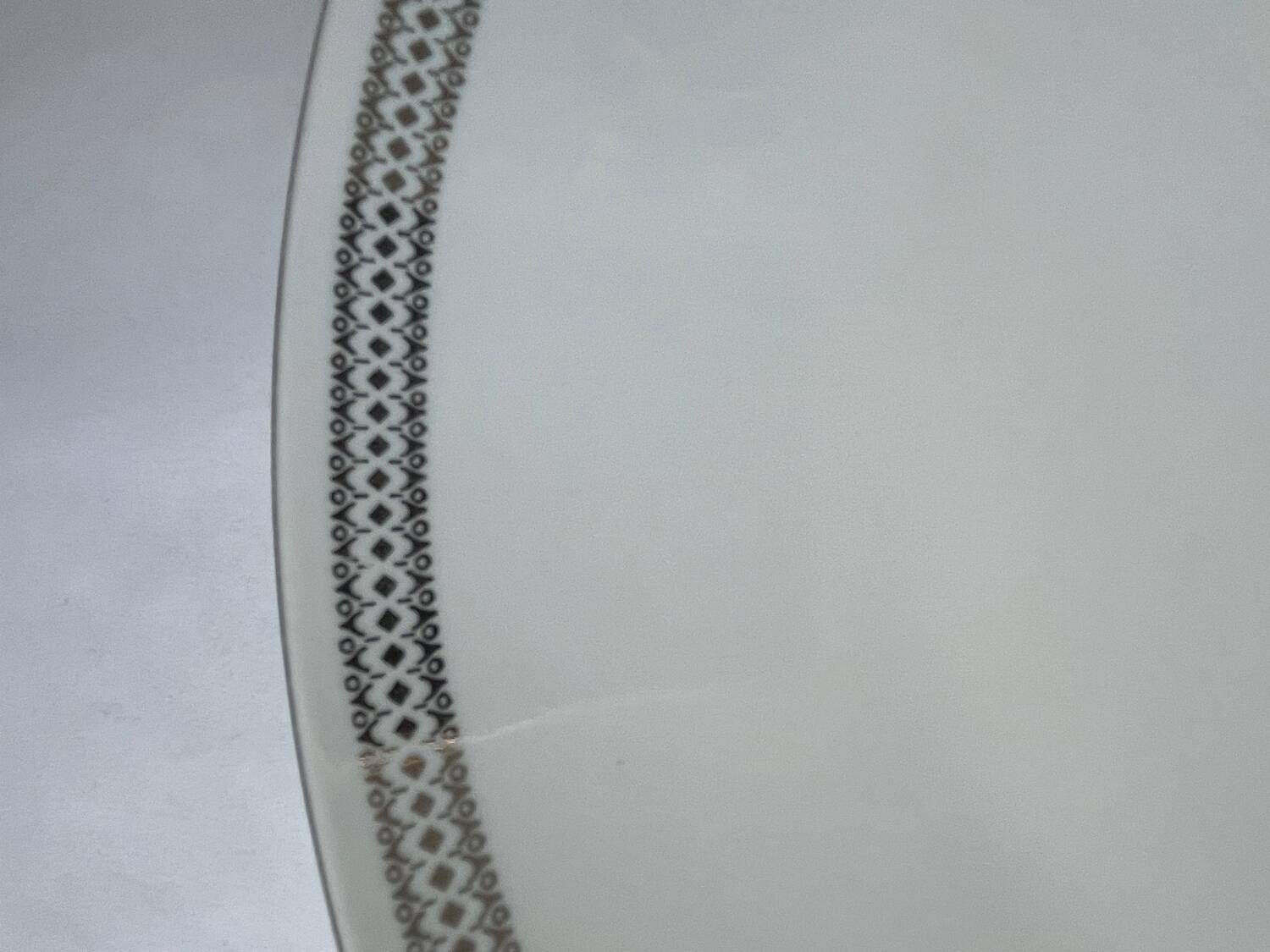 Set of 2 round white porcelain dishes