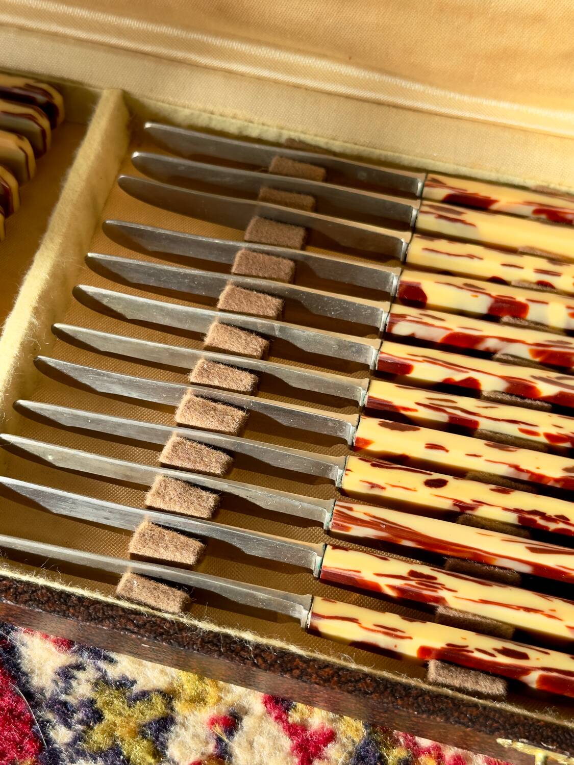 The patterned dessert cutlery box.