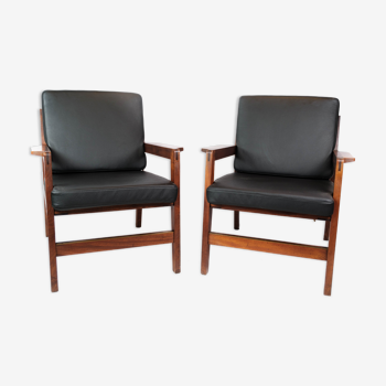 Paire de fauteuils en bois poli et cuir noir de design danois, années 1960