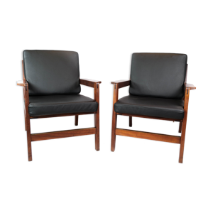 Paire de fauteuils en bois poli et cuir noir de design danois, années 1960