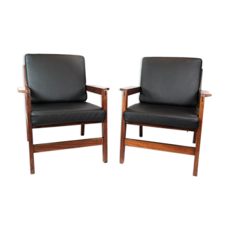 Paire de fauteuils en bois poli et cuir noir de design danois, années 1960