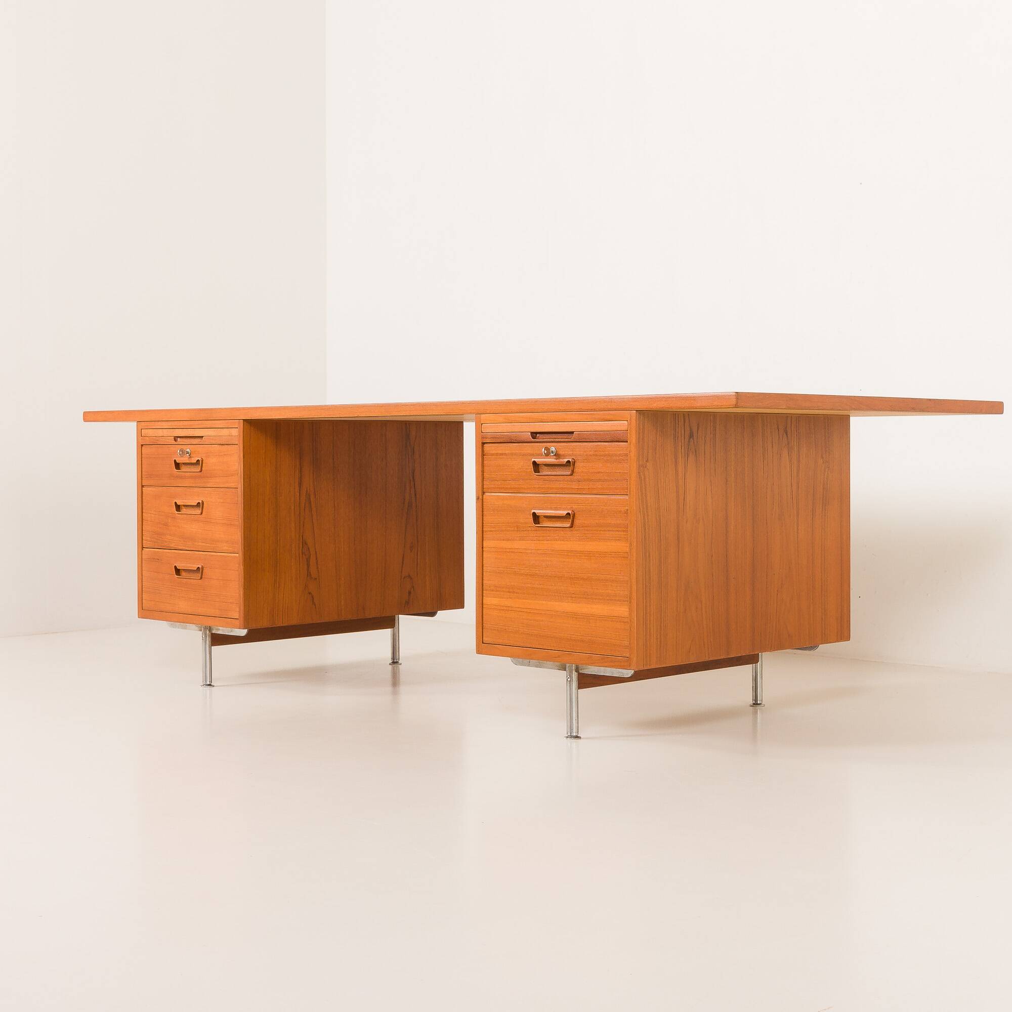 Bureau de direction extra large en teck, style danois du milieu du XXe siècle, années 1970
