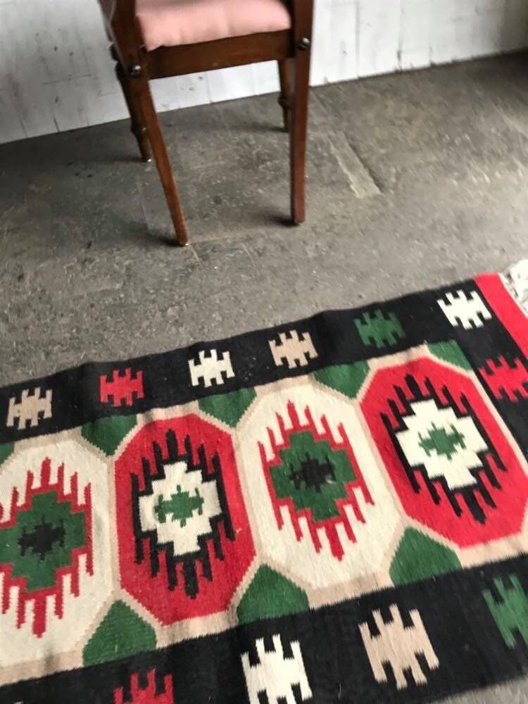 Fauteuil ancien en tissu rose et bois, dossier ajouré en cœur, pieds tournés