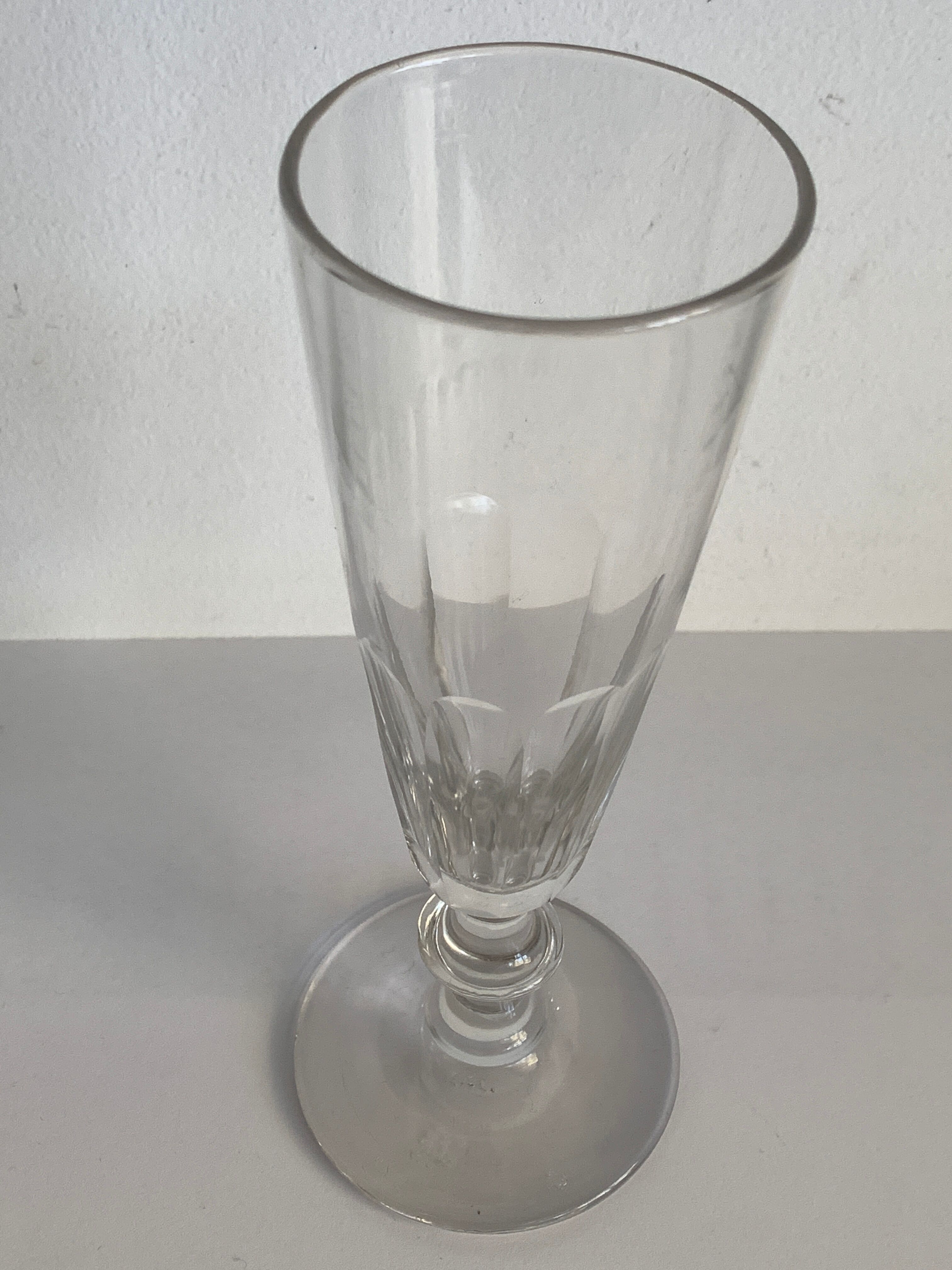 6 flûtes à champagne en verre soufflé, modèle ancien Caton de Saint Louis