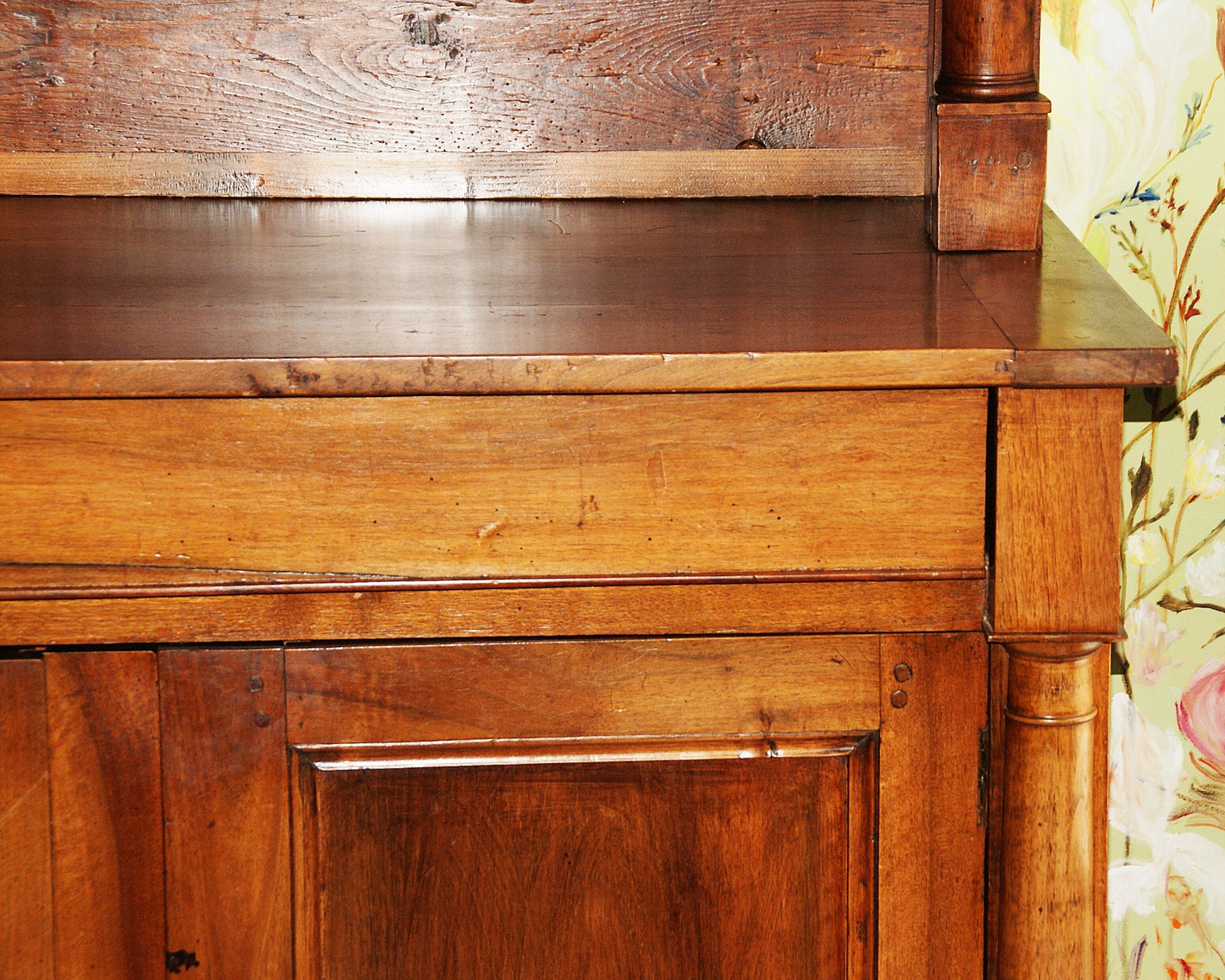 Sideboard with half-columns in walnut, Empire period.