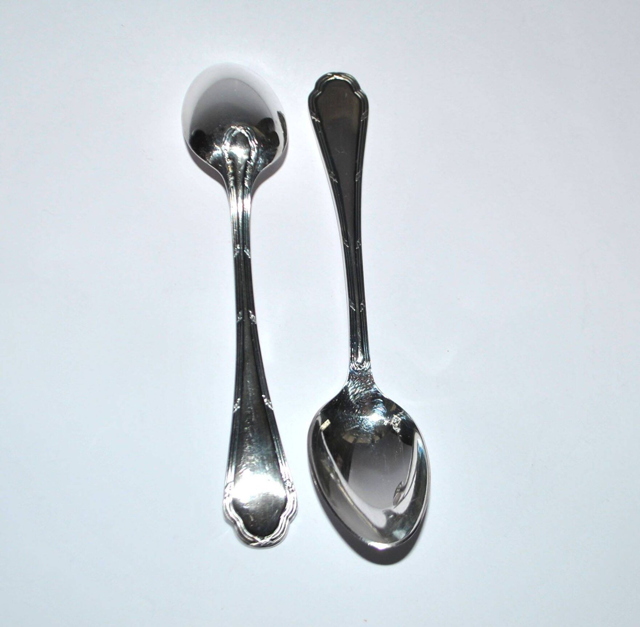 Ercuis set of 2 Trianon silver-plated dessert spoons with crossed ribbon, 15 cm