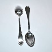 Ercuis set of 2 Trianon silver-plated dessert spoons with crossed ribbon, 15 cm