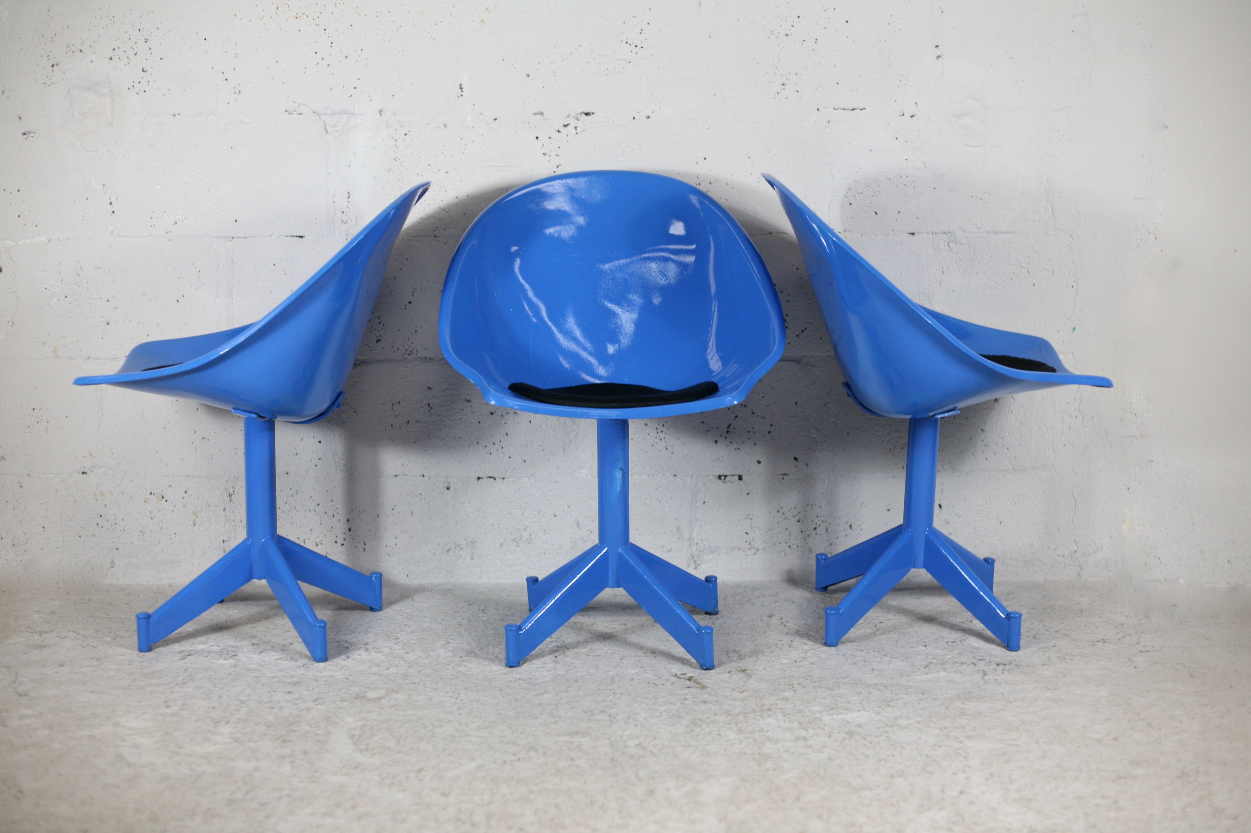 3 chairs "space Age", resin and steel, France, circa 1970.