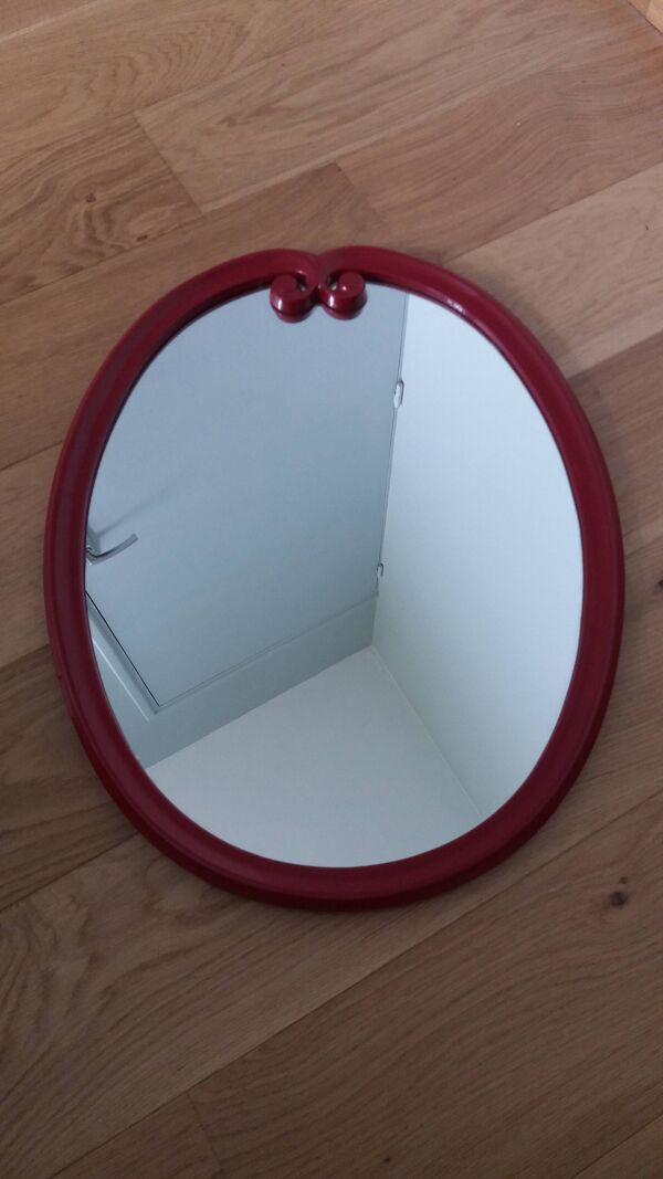 Miroir ovale, fonte émaillée rougen Art Déco, 49 x 39 cm