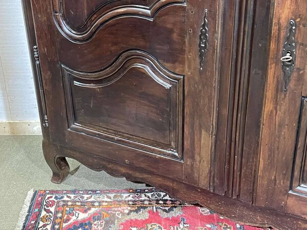 Armoire basse de style Louis XV en noyer 19ème