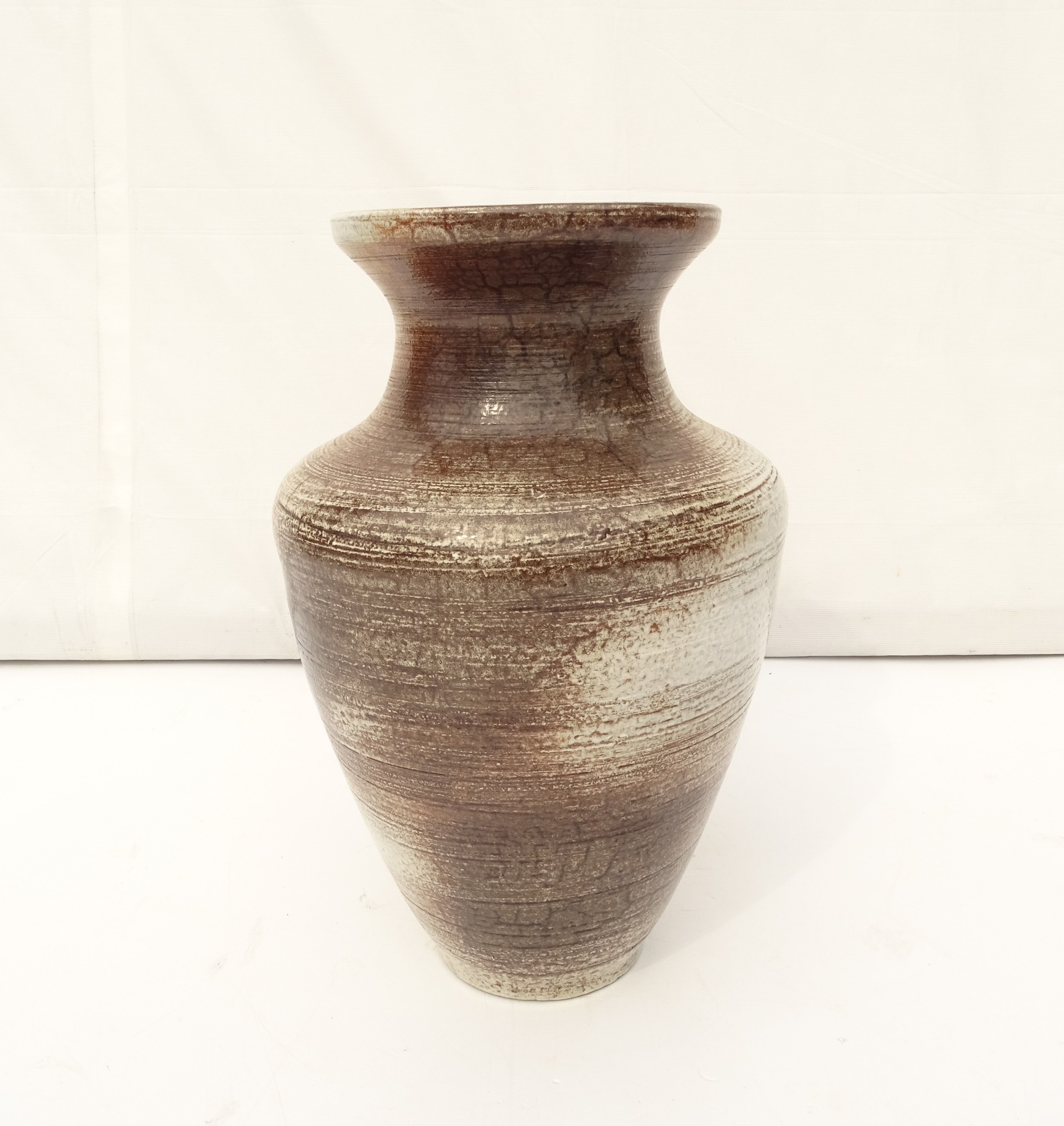 Vase à fleurs en grès