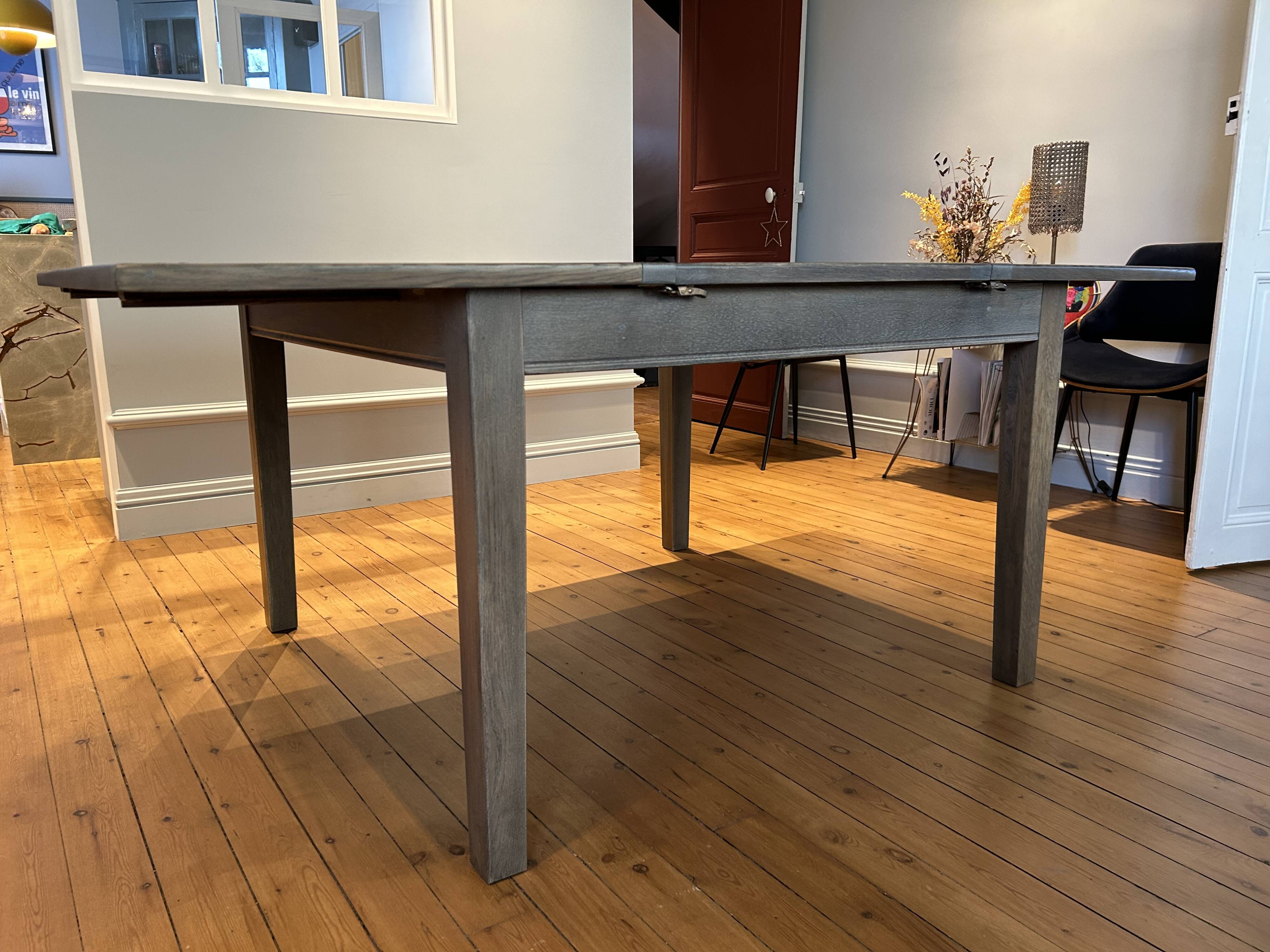 Extendable dining table