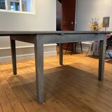 Extendable dining table