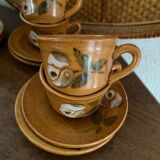 6 tasses et sous-tasses en grès fleuri Saint-Amand.