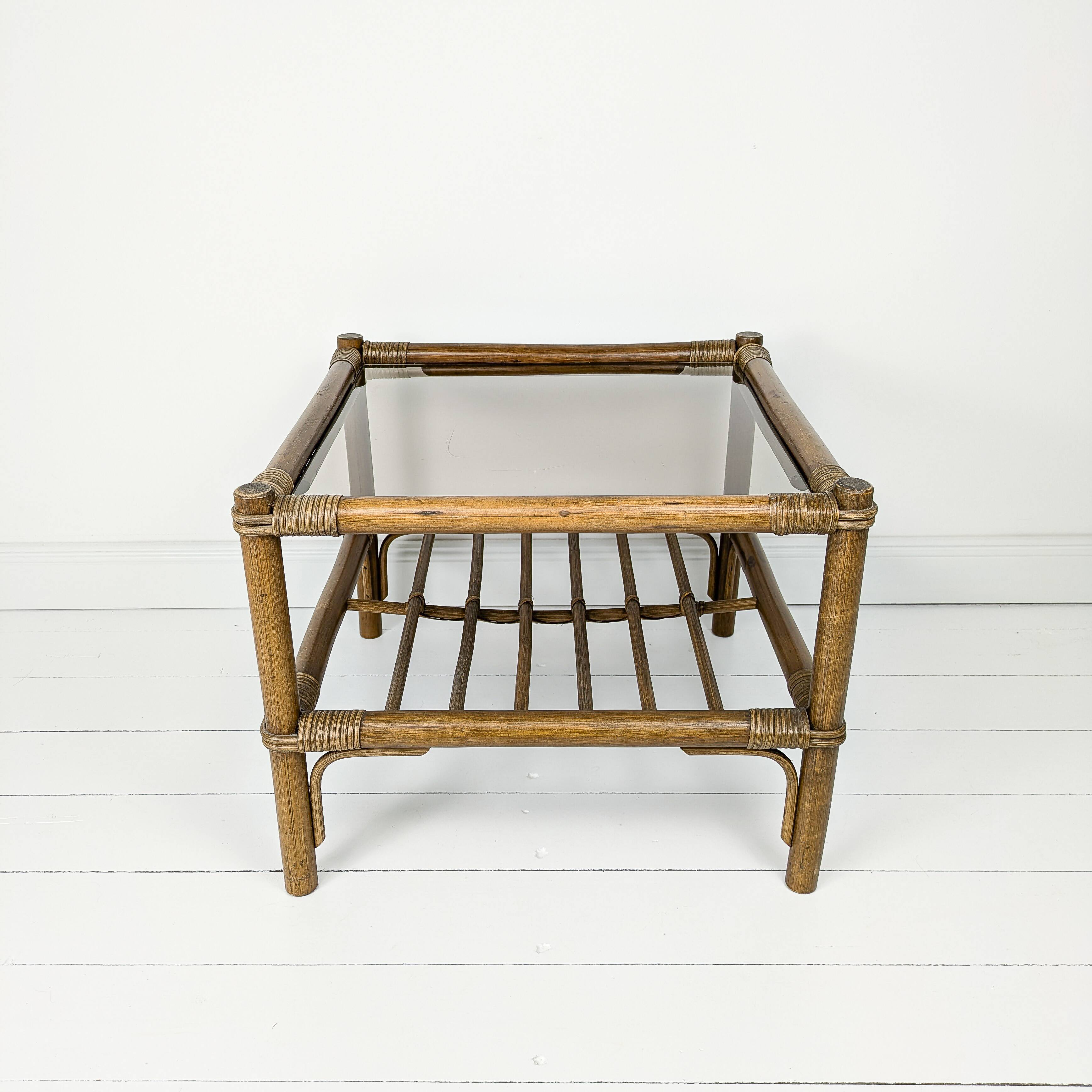 Table basse en bambou marron foncé plateau en verre Mid Century Vintage Rattan Skandi Boho Danish De