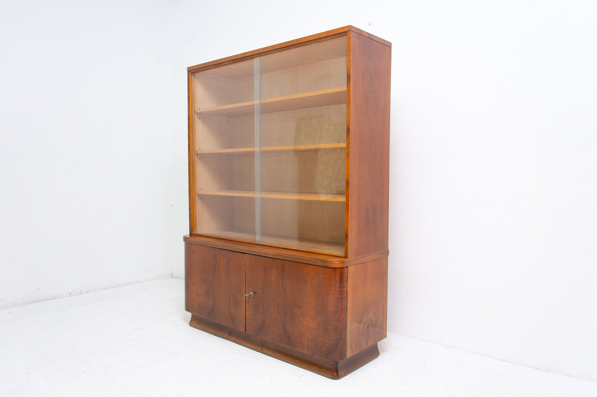 Bibliothèque vintage en noyer, années 1960, Tchécoslovaquie