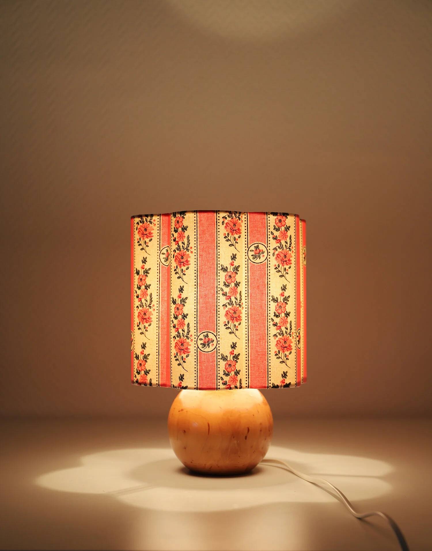 Lampe à poser vintage, pied boule années 70 et abat-jour imprimé