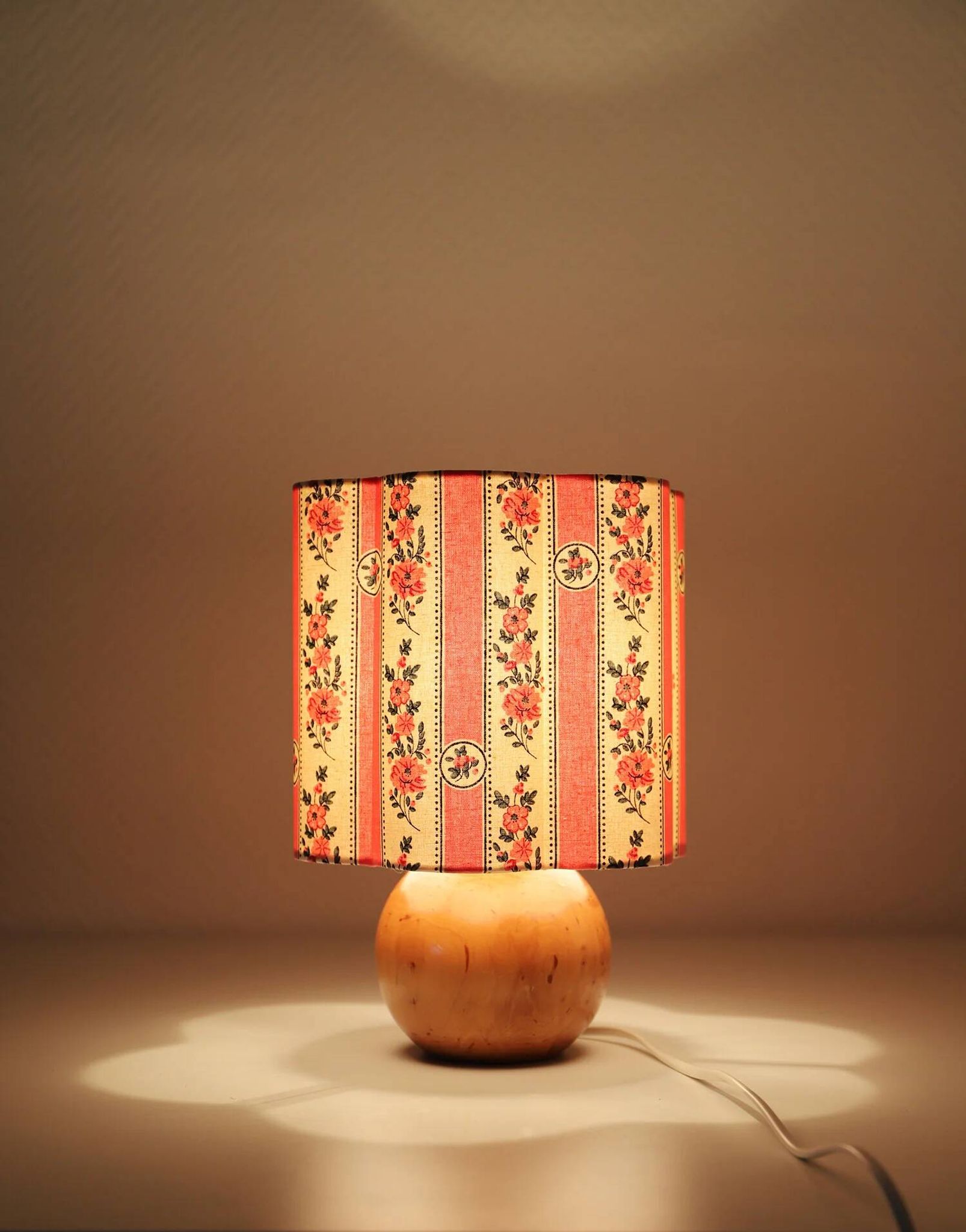 Lampe à poser vintage, pied boule années 70 et abat-jour imprimé