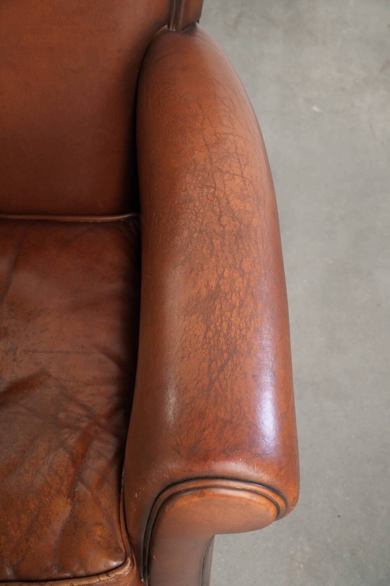 Set of 2 comfortable sheepskin armchairs with a timeless look