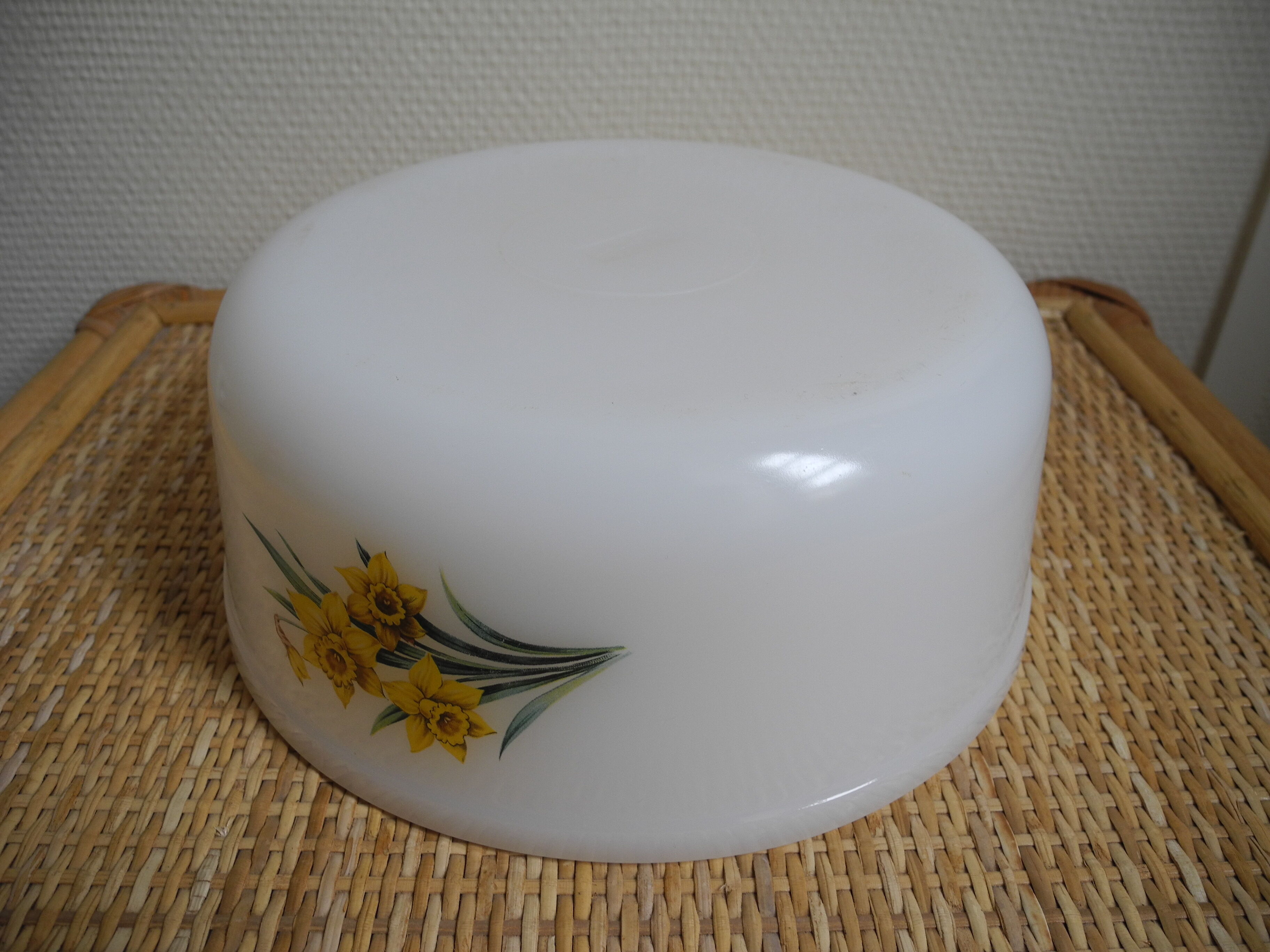 Plat saladier Arcopal jonquilles vintage french dish