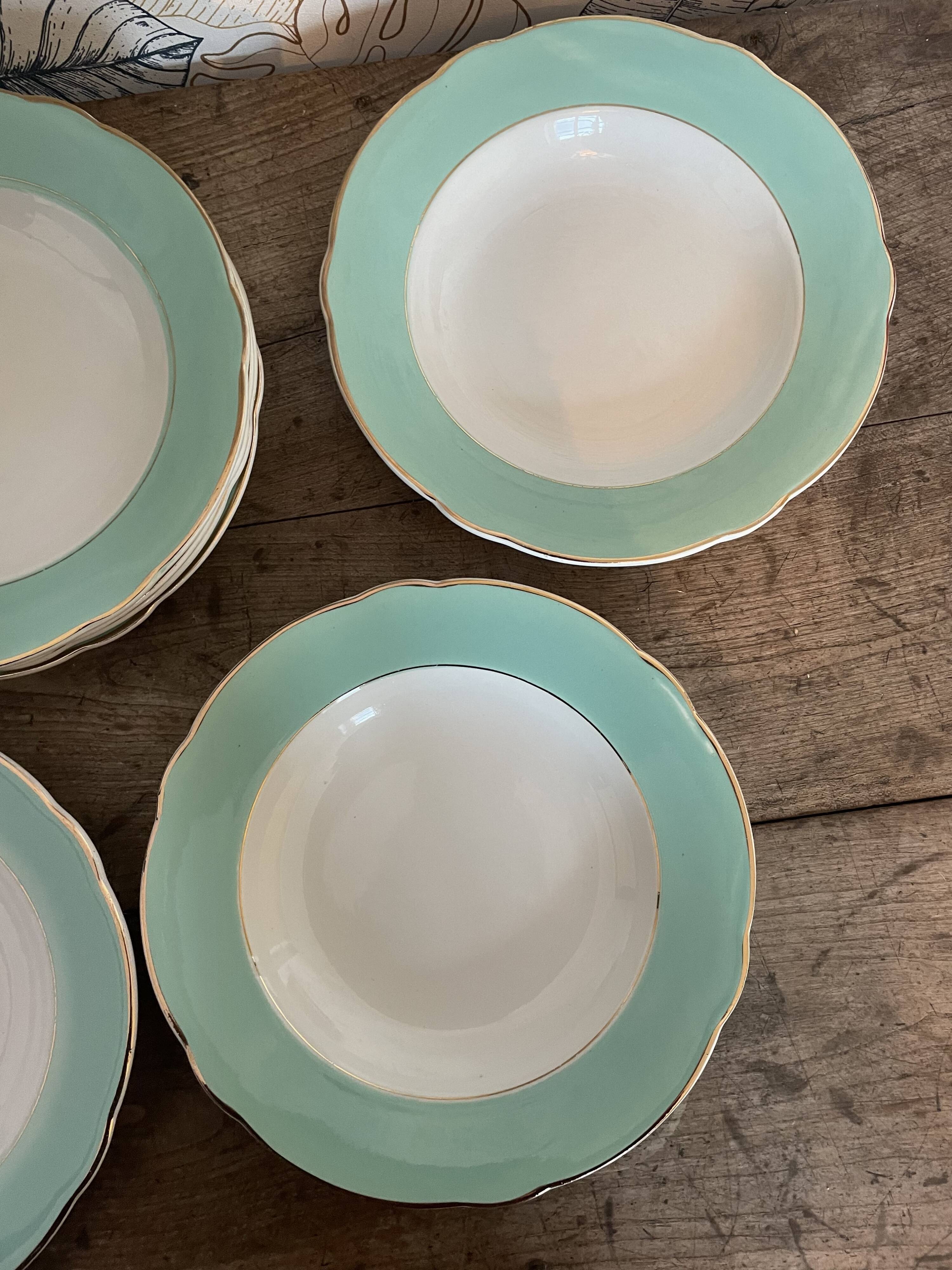 Set of hollow plates