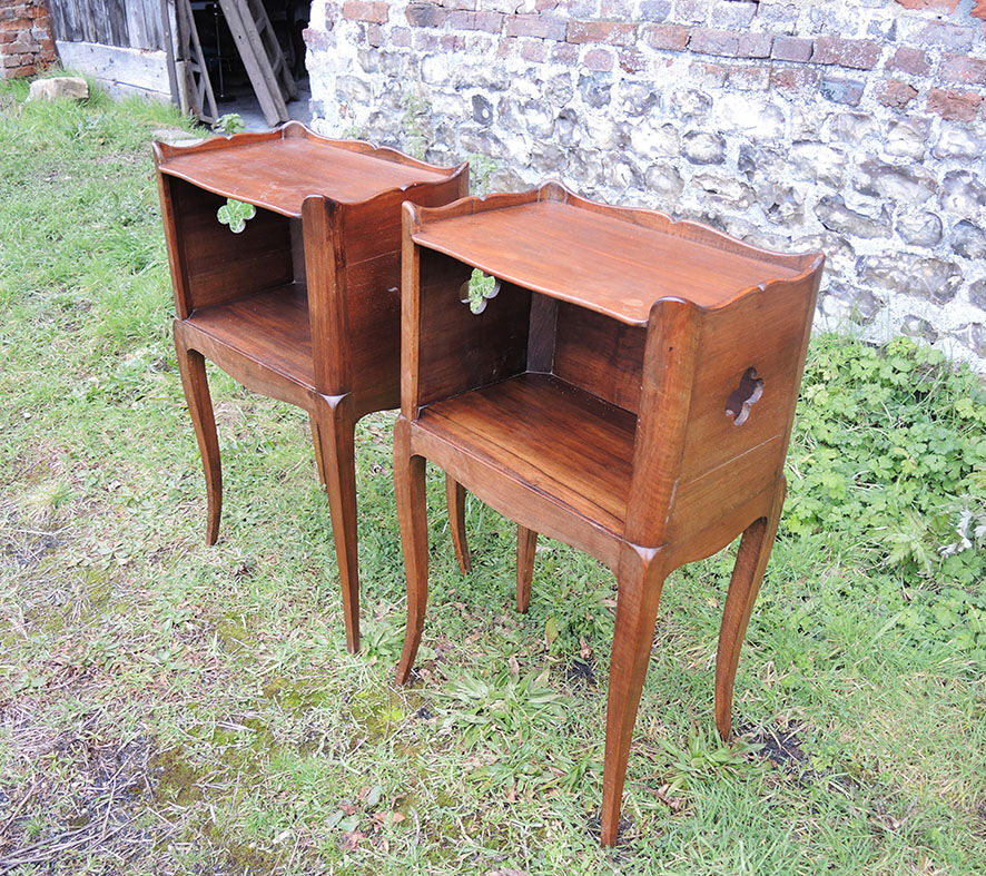 2 old wooden 'clovers' bedside tables Louis XV style