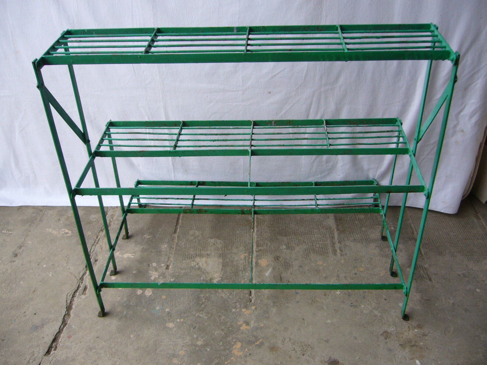 Porte plante ancien en métal riveté