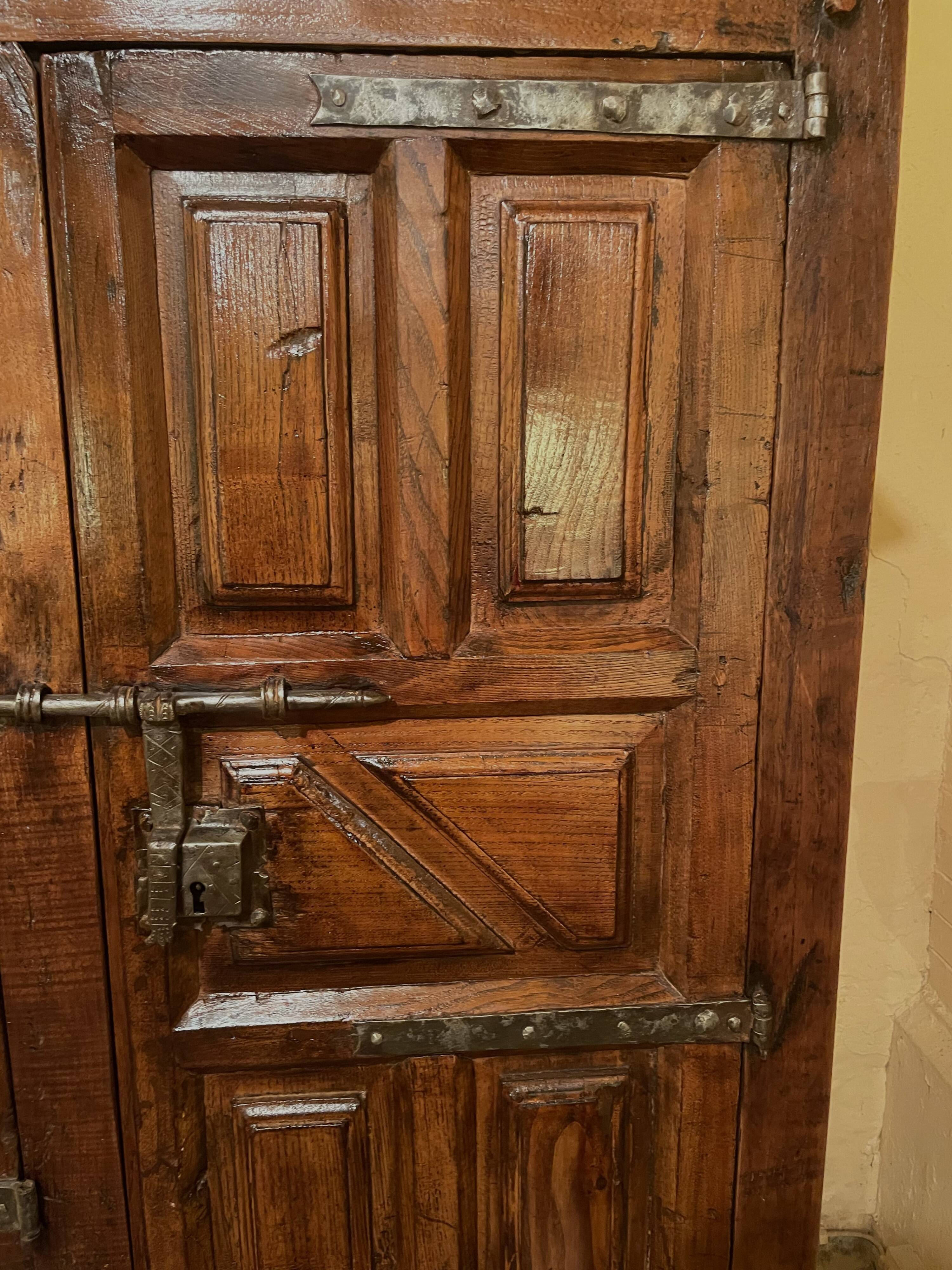 large 6-door Spanish Renaissance oak cabinet - 17th century