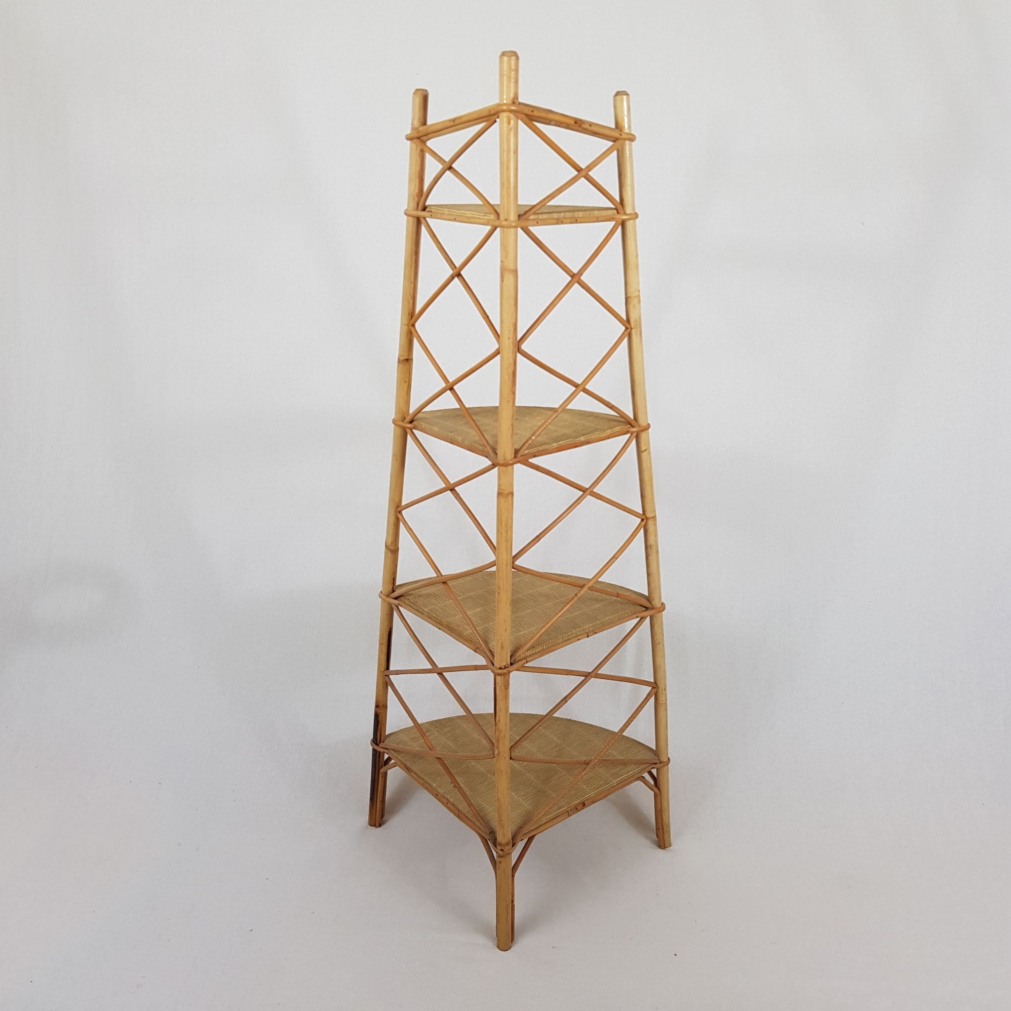 Etagere d'angle en rotin