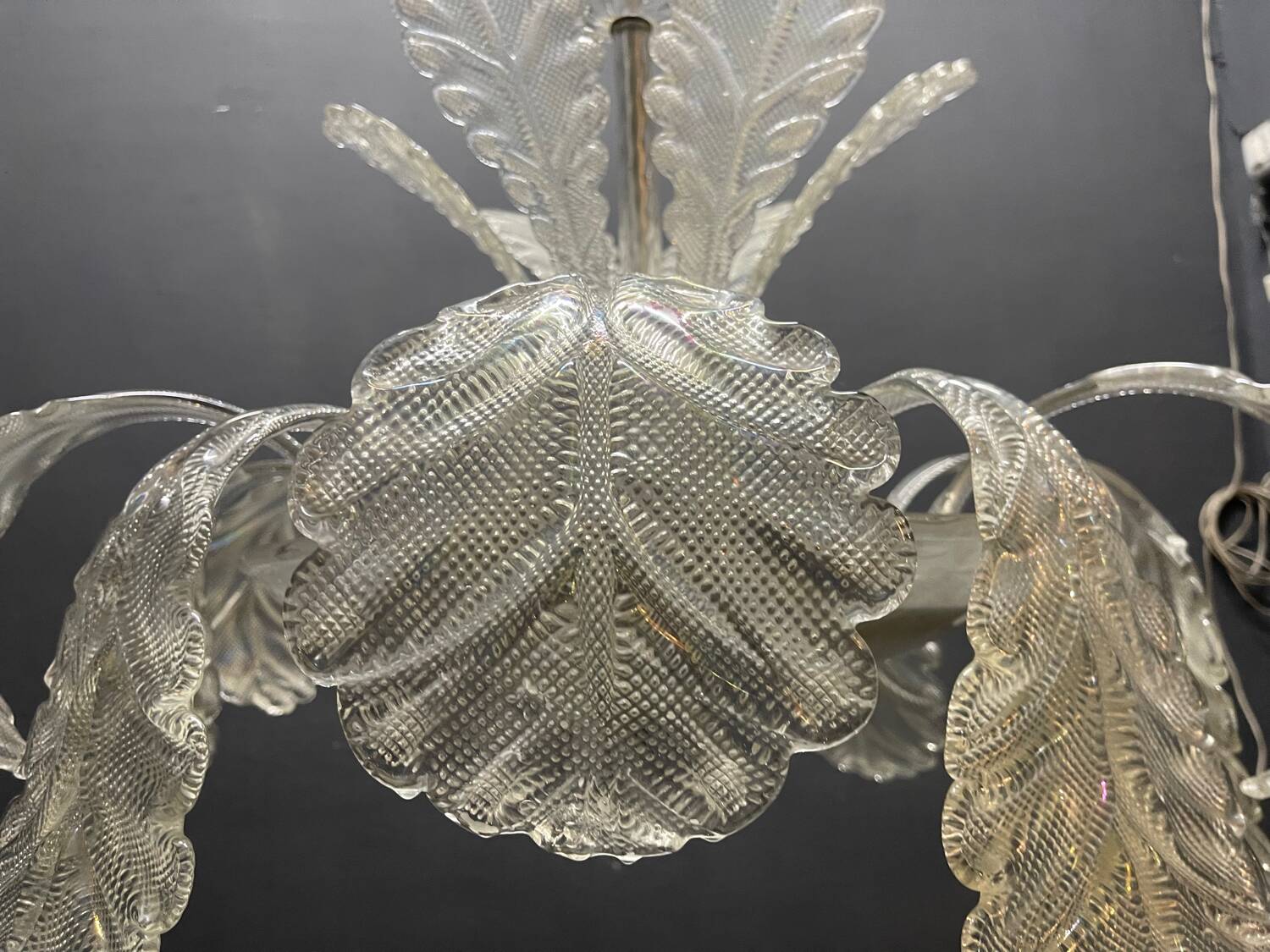 Grand lustre en verre de Murano en forme de feuille attribué à Barovier & Toso, Italie.