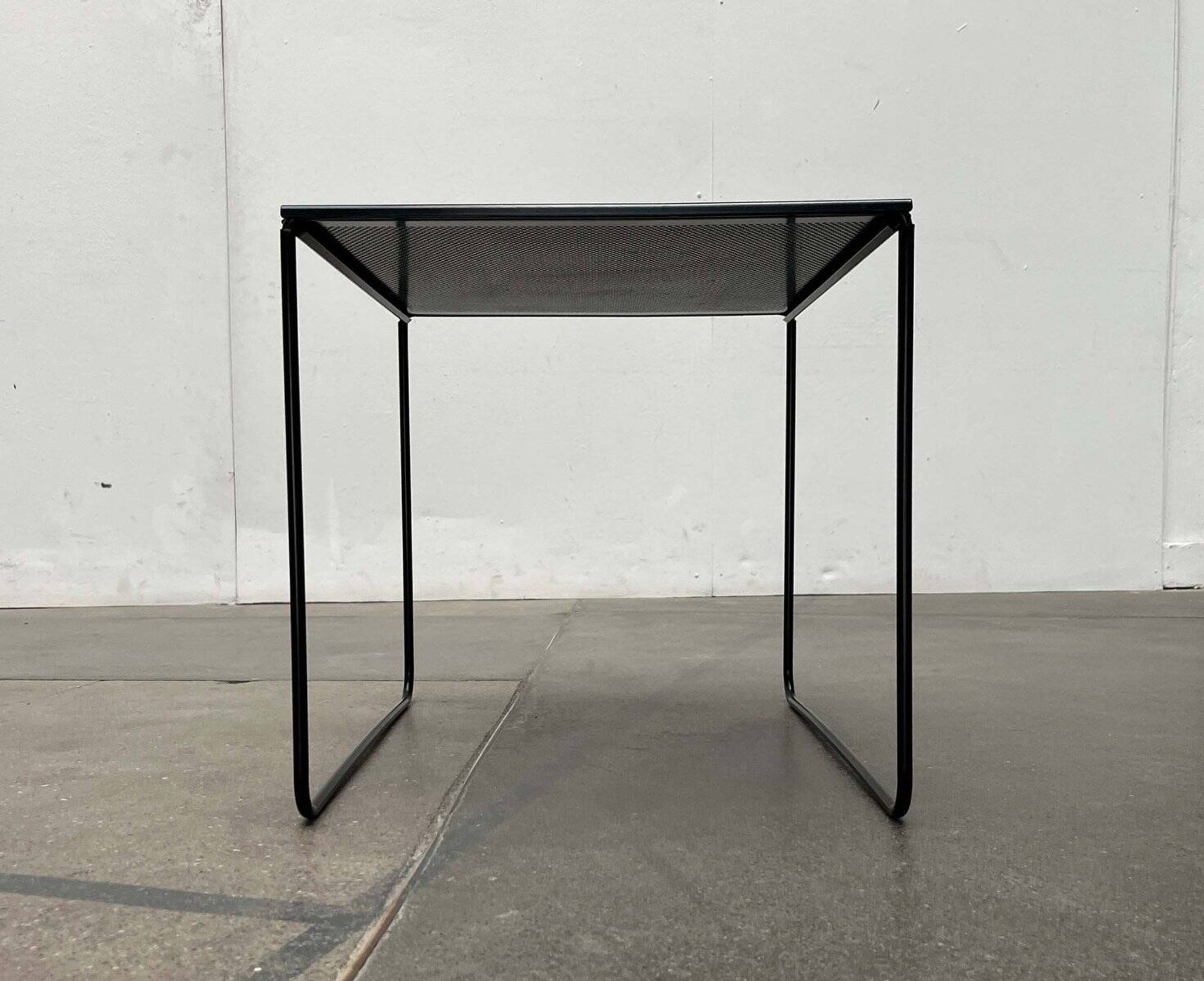 Table d'appoint postmoderne en métal perforé Ikea, années 1980