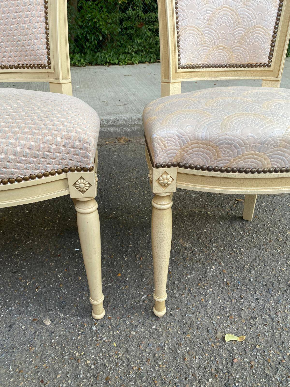 2 chaises Louis XVI en bois beige rembourrées