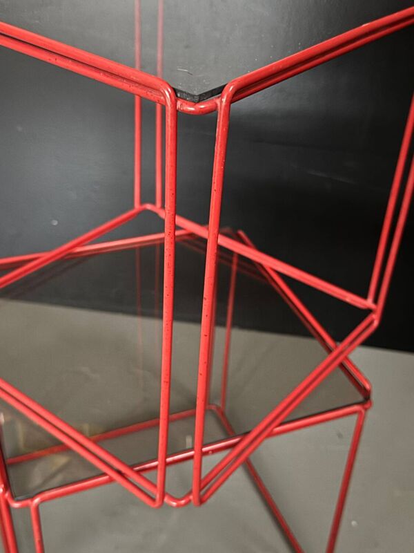 2 tables d'appoint, chevets cubes en métal filaire rouge et verre