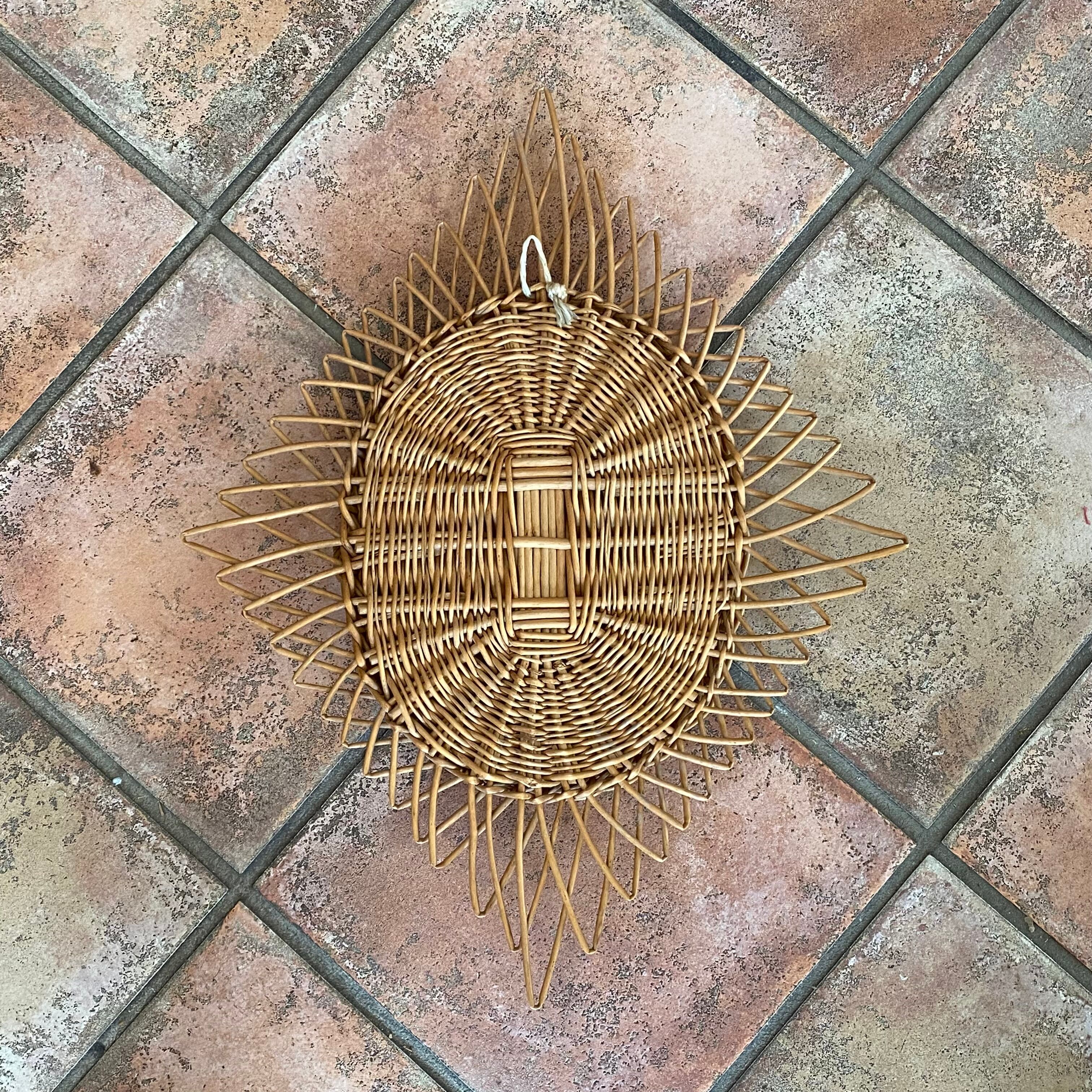 Sun mirror in woven rattan. 1960. Diamond.